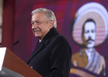 La grotesca campaña anticipada de la jefa de Gobierno, Claudia Sheinbaum, con el millonario despliegue de más de 300 anuncios espectaculares con el hashtag #EsClaudia y su silueta peinada de cola de caballo rompió los límites permisibles en la Presidencia de la República. Le cambió la mirada al presidente Andrés Manuel López Obrador. El hecho puede ser el parteaguas de que el proyecto transexenal del tabasqueño se truncó.