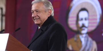 La grotesca campaña anticipada de la jefa de Gobierno, Claudia Sheinbaum, con el millonario despliegue de más de 300 anuncios espectaculares con el hashtag #EsClaudia y su silueta peinada de cola de caballo rompió los límites permisibles en la Presidencia de la República. Le cambió la mirada al presidente Andrés Manuel López Obrador. El hecho puede ser el parteaguas de que el proyecto transexenal del tabasqueño se truncó.