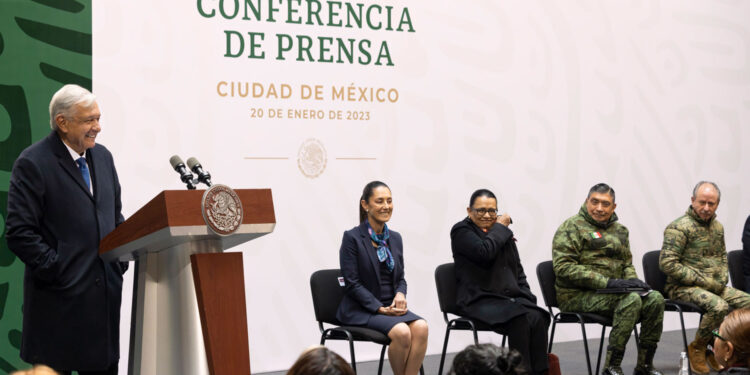 El general, la ‘mano de la hombre… y de la mujer