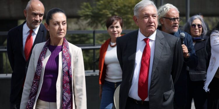 Como pocas veces ha ocurrido y después de más de un año de no andar juntos por la capital, la jefa de Gobierno Claudia Sheinbaum y el presidente Andrés Manuel López Obrador realizaron una inauguración de obra pública juntos aquí en la Ciudad de México.