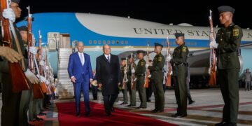 En su informe para medios de comunicación expusieron: “Luego de un viaje con baches, la caravana del presidente de Estados Unidos llegó a las 20:50 horas”.