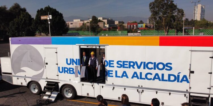 El Alcalde de Coyoacán, Giovani Gutiérrez, dio el banderazo de salida al nuevo tráiler para labores de servicios urbanos, toda una innovación a nivel nacional, porque hasta donde se sabe no existe otro sistema igual en el país.
