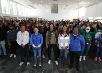 Con la finalidad de que el manejo de alimentos y bebidas en los tianguis y romerías de la alcaldía Álvaro Obregón se realice bajo las más estrictas medidas de higiene y salubridad, fueron capacitados 300 comerciantes que preparan y venden alimentos en los 121 tianguis y 8 mercados sobre ruedas de la demarcación.