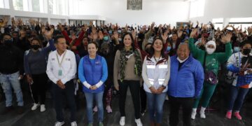 Con la finalidad de que el manejo de alimentos y bebidas en los tianguis y romerías de la alcaldía Álvaro Obregón se realice bajo las más estrictas medidas de higiene y salubridad, fueron capacitados 300 comerciantes que preparan y venden alimentos en los 121 tianguis y 8 mercados sobre ruedas de la demarcación.