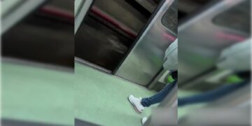 Los problemas de operación en el Metro siguen a la orden del día. En redes sociales, circula un video en el que se observa que una puerta del vagón se abre durante el trayecto de estación a estación, lo que puso en riesgo la vida de los viajeros.