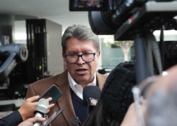 Ricardo Monreal, presidente de la Junta de Coordinación Política, hizo un llamado a quienes aspiran a suceder a Andrés Manuel López Obrador a que se conduzcan con apego a la Constitución y a  la Ley porque a nadie conviene adelantar vísperas e incurrir en promociones o en campañas anticipadas pues se descuida la función pública.