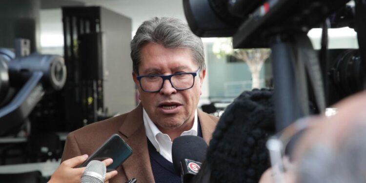 Ricardo Monreal, presidente de la Junta de Coordinación Política, hizo un llamado a quienes aspiran a suceder a Andrés Manuel López Obrador a que se conduzcan con apego a la Constitución y a  la Ley porque a nadie conviene adelantar vísperas e incurrir en promociones o en campañas anticipadas pues se descuida la función pública.
