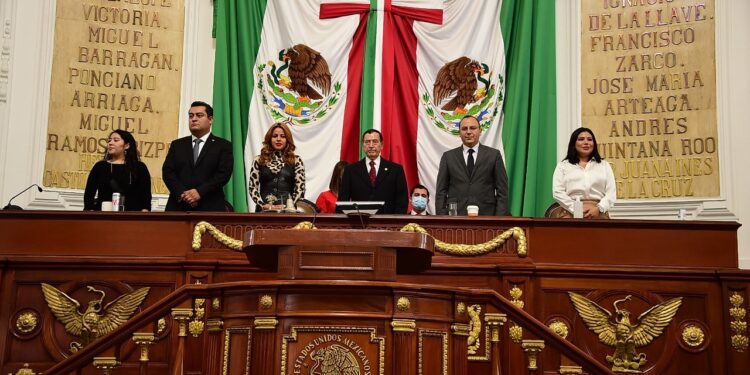 El conflicto entre las fuerzas políticas y el ausentismo fueron la constante durante el periodo de la Comisión Permanente del Congreso de la Ciudad de México, donde prevalece la confrontación entre Partido Morena y sus aliados contra la oposición, lo que ha generado una parálisis legislativa, en la que los ciudadanos son los principales perdedores, porque los temas trascendentales para su beneficio jamás avanzan.