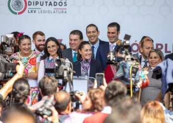 La jefa de Gobierno Claudia Sheinbaum se lanzó contra los consejeros del Instituto Nacional Electoral (INE) Lorenzo Córdova y Ciro Murayama, a quienes exigió informar al pueblo de México, cuál es su salario, cuántos asesores tienen y transparentar la cantidad de recursos del erario que utilizan como consejeros electorales.