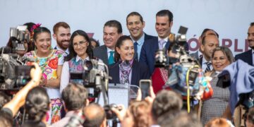 La jefa de Gobierno Claudia Sheinbaum se lanzó contra los consejeros del Instituto Nacional Electoral (INE) Lorenzo Córdova y Ciro Murayama, a quienes exigió informar al pueblo de México, cuál es su salario, cuántos asesores tienen y transparentar la cantidad de recursos del erario que utilizan como consejeros electorales.