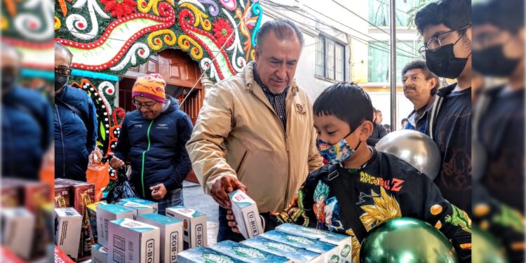 Ayer, durante un evento con motivo del Día de Reyes en la colonia Carlos Zapata Vela, el presidente de Espacio Democrático Independiente (EDI), Pablo Trejo, invitó a la gente a construir una gran comunidad en Iztacalco.