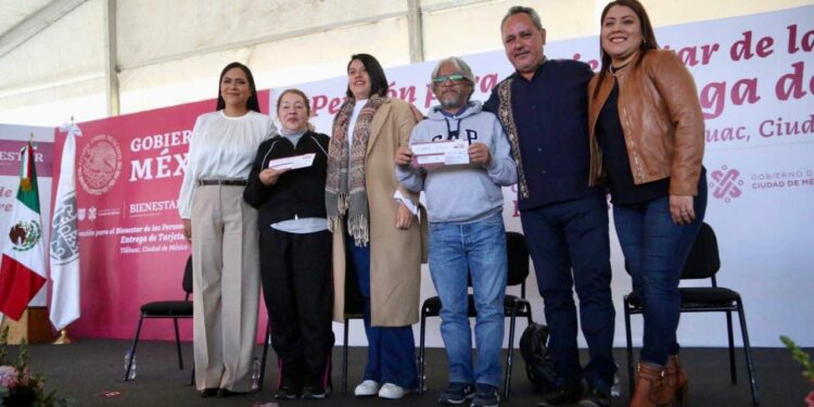 Reciben adultos mayores de Tláhuac su ‘Pensión para el Bienestar’