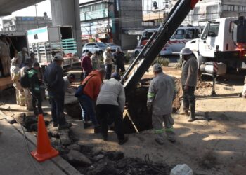 • La fuga provocó socavón a la altura del pueblo de Zapotitlán • El cierre modificó la movilidad del servicio emergente Metrobús en la zona • Se prevé concluir la reparación este jueves 26 y reabrir la circulación