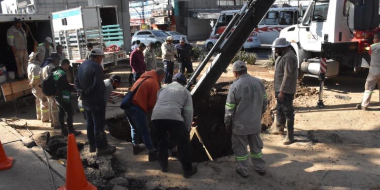 • La fuga provocó socavón a la altura del pueblo de Zapotitlán • El cierre modificó la movilidad del servicio emergente Metrobús en la zona • Se prevé concluir la reparación este jueves 26 y reabrir la circulación