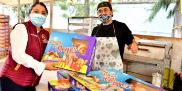 Con motivo de la tradición de partir la Rosca de Reyes, la Alcaldía Tláhuac que encabeza Berenice Hernández Calderón, organiza la expo-venta 2023, la cual se lleva a cabo en la plaza principal.