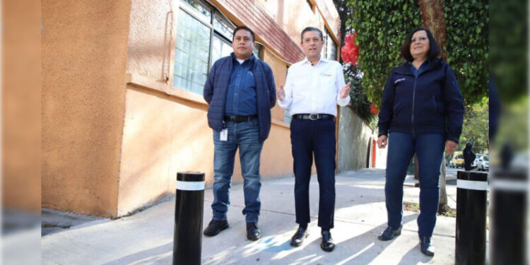Supervisa Giovani Gutiérrez rehabilitación de banquetas y vialidades en Coyoacán