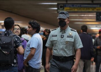 Suspenden a uniformados de GN que detuvieron a manifestante en Metro CDMX