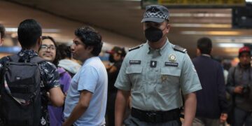 Suspenden a uniformados de GN que detuvieron a manifestante en Metro CDMX