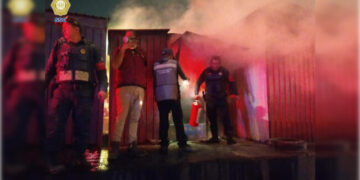 Policías sofocan incendio en CETRAM de  Alcaldía Iztacalco