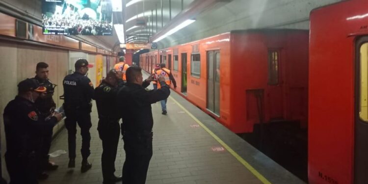 Desalojan a usuarios por separación de 2 vagones en L-7 del Metro