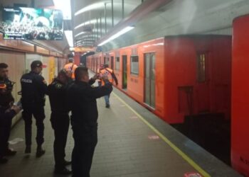 Desalojan a usuarios por separación de 2 vagones en L-7 del Metro