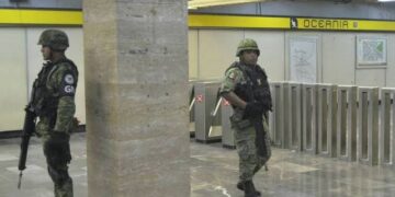 Legisladores, líderes de partidos políticos, defensores de derechos humanos rechazaron la presencia de la Guardia Nacional en las estaciones del Metro de la Ciudad de México, que ordenó el presiente Andrés Manuel López Obrador a solicitud de la jefa de Gobierno, Claudia Sheinbaum.