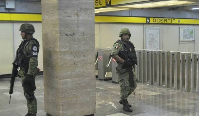 Legisladores, líderes de partidos políticos, defensores de derechos humanos rechazaron la presencia de la Guardia Nacional en las estaciones del Metro de la Ciudad de México, que ordenó el presiente Andrés Manuel López Obrador a solicitud de la jefa de Gobierno, Claudia Sheinbaum.