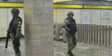 Legisladores, líderes de partidos políticos, defensores de derechos humanos rechazaron la presencia de la Guardia Nacional en las estaciones del Metro de la Ciudad de México, que ordenó el presiente Andrés Manuel López Obrador a solicitud de la jefa de Gobierno, Claudia Sheinbaum.