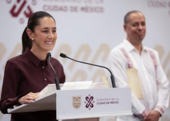Claudia con José Merino, el papá de los SheinbaumBots.