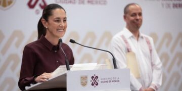 Claudia con José Merino, el papá de los SheinbaumBots.