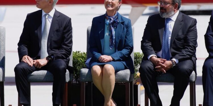 La buena: con bombo y platillo la jefa de Gobierno, Claudia Sheinbaum, anunció ayer la “entrega” de la “obra civil” de la modernización de la Línea 1 del Metro. La mala: que todavía le cuelga para que vuelvan a funcionar esas estaciones, pues será hasta junio.