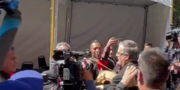 Por segundo día consecutivo, el secretario de Relaciones Exteriores (SRE), Marcelo Ebrard, se llevó mariachis para su salida de la reunión plenaria con legisladores de Morena.