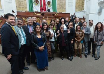 Y hablando de la crisis del PRD, llamó mucho la atención que en la sesión de instalación del Periodo Ordinario de Sesiones del Congreso de la Ciudad de México los diputados perredistas Víctor Hugo Lobo y Jorge Gaviño se les vio muy cerquita de Morena.