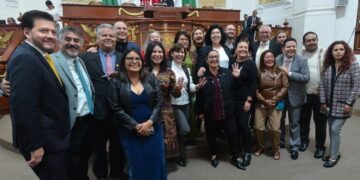 Y hablando de la crisis del PRD, llamó mucho la atención que en la sesión de instalación del Periodo Ordinario de Sesiones del Congreso de la Ciudad de México los diputados perredistas Víctor Hugo Lobo y Jorge Gaviño se les vio muy cerquita de Morena.