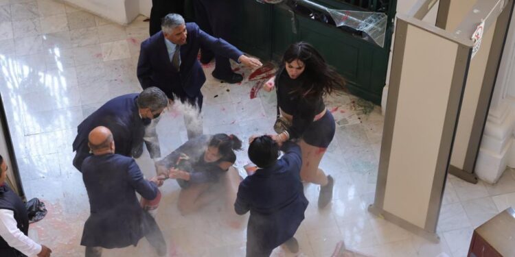 En un hecho sin precedente, los integrantes del Colectivo Lleca, perteneciente a la comunidad LGBTTTIQ+, tomaron el Congreso de la Ciudad de México causando destrozos, realizando pintas en la fachada del Recinto Legislativo en protesta por la iniciativa de ley acerca de “infancias trans”, presentada por la diputada del Partido Acción Nacional, América Rangel.