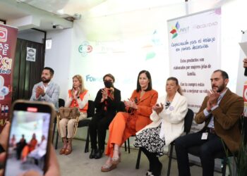 “La tecnología no es solo para las y los jóvenes”, afirmó la alcaldesa Lía Limón, al inaugurar el Salón de Cómputo para Adultos Mayores de la Fundación Arte, Educación y Talento Compartido (FUNAET), en Santa Rosa Xochiac.