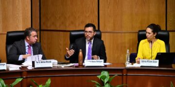 El próximo 7 de mayo, los habitantes de la Ciudad de México podrán votar de manera presencial y mediante sufragio electrónico para decidir qué obras quieren para 2023 y 2024 como parte del Presupuesto Participativo para las mil 836 colonias de la capital, el cual dispone de un monto total superior a los 3 mil 500 millones de pesos.