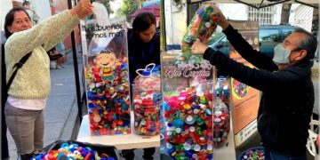 Movimiento Nueva Aztlán dona una tonelada de tapitas para quimioterapias, en el Día Internacional del Cáncer Infantil