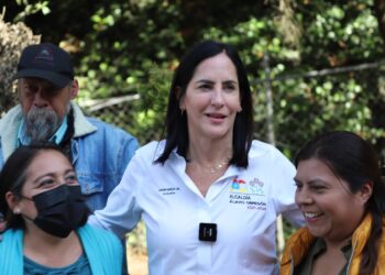 Pavimentación con concreto hidráulico, red de drenaje e instalación de cámaras de vigilancia, pasto sintético y remodelación de juegos en un parque, fueron las 4 obras que entregó la alcaldesa Lía Limón durante un recorrido por los pueblos de San Bartolo Almeyalco, Santa Rosa Xochiac y la colonia Alcantarilla.