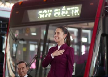 La jefa de Gobierno, Claudia Sheinbaum, dio el banderazo de salida a 50 autobuses eléctricos para la Línea 3 del Metrobús, y con este cambio de combustible reducirán 90 mil toneladas anuales la emisión de bióxido de carbono al ambiente. Estas unidades se suman a las 10 ya existentes que hacen a este sistema de transporte en el único que tiene una línea completa de bajas emisiones.