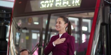 La jefa de Gobierno, Claudia Sheinbaum, dio el banderazo de salida a 50 autobuses eléctricos para la Línea 3 del Metrobús, y con este cambio de combustible reducirán 90 mil toneladas anuales la emisión de bióxido de carbono al ambiente. Estas unidades se suman a las 10 ya existentes que hacen a este sistema de transporte en el único que tiene una línea completa de bajas emisiones.