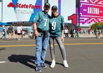 En su mañanerita, en que los paleros pertenecen a los llamados “medios tradicionales”, la jefa de Gobierno Claudia Sheinbaum eludió el tema de su contralor, Juan José Serrano, de quien se divulgaron fotografías el domingo posando frente al estadio de Arizona, donde se celebró el Super Bowl de la NFL.