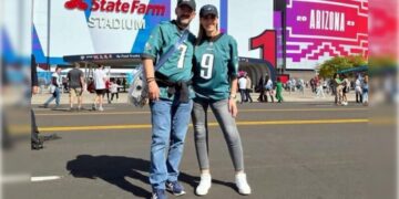 En su mañanerita, en que los paleros pertenecen a los llamados “medios tradicionales”, la jefa de Gobierno Claudia Sheinbaum eludió el tema de su contralor, Juan José Serrano, de quien se divulgaron fotografías el domingo posando frente al estadio de Arizona, donde se celebró el Super Bowl de la NFL.