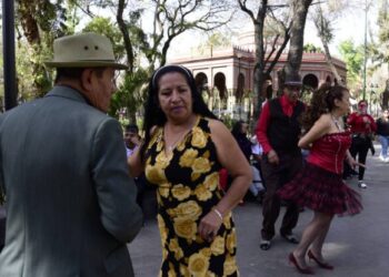 Protestan adultos mayores en kiosco Morisco  contra Sandra Cuevas