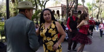 Protestan adultos mayores en kiosco Morisco  contra Sandra Cuevas