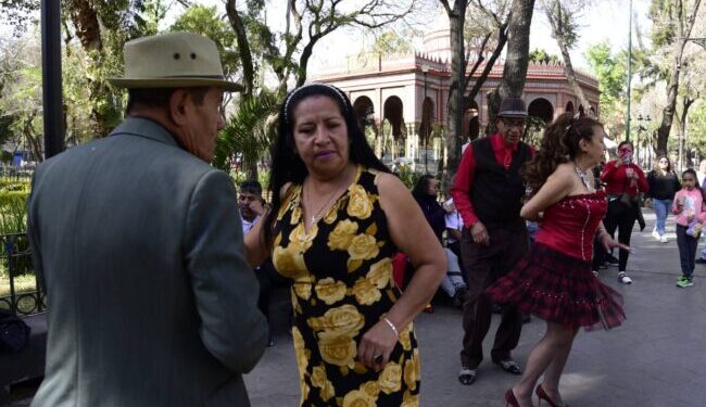 Protestan adultos mayores en kiosco Morisco  contra Sandra Cuevas