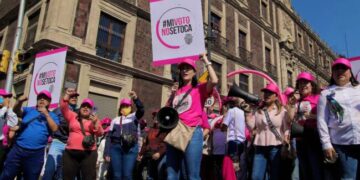 Asiste Lía Limón a marcha por defensa del INE