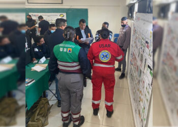 Evacuan a 100 personas por residuos  de metil mercaptano en coladera de Iztacalco