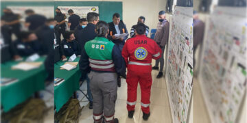 Evacuan a 100 personas por residuos  de metil mercaptano en coladera de Iztacalco