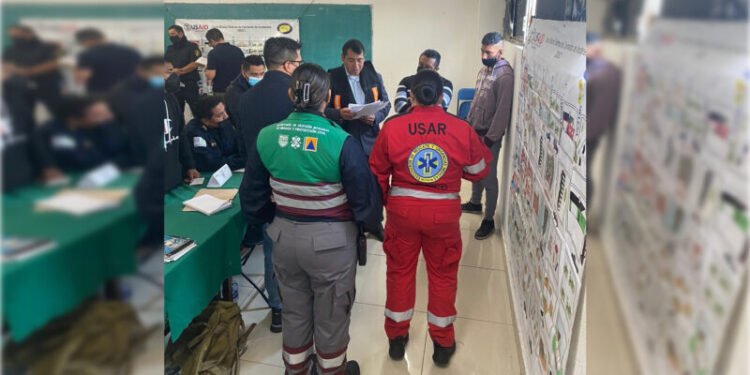 Evacuan a 100 personas por residuos de metil mercaptano en coladera de Iztacalco